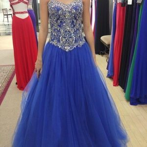 This is an amazing Blue Prom dress